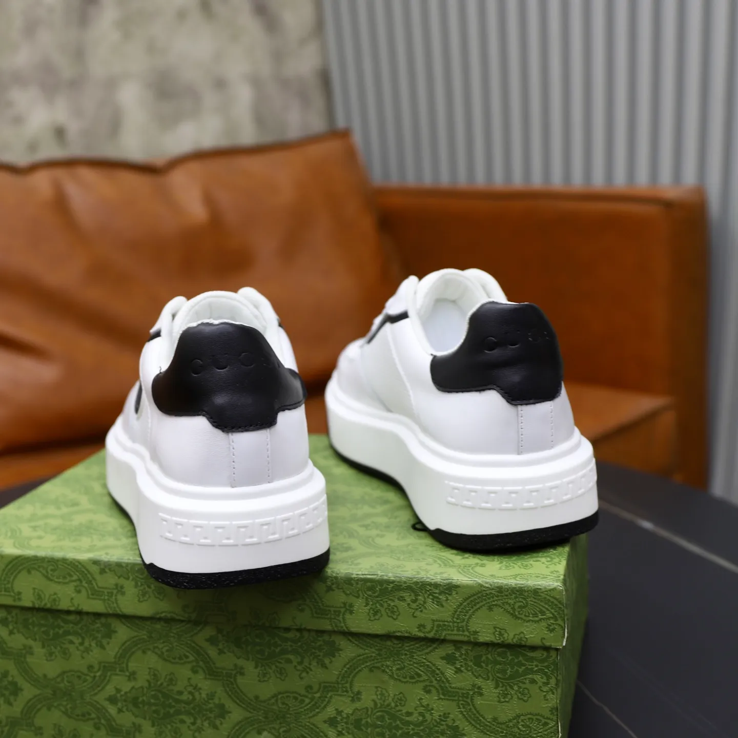 Ex-factory price: 462💰🙅‍♂️🙅‍♂️🙅‍♂️ Brand: GUCCI Standard code: 38-44 (45 customized) Grade: Same as the official website Material: Original material splicing Comfortable and breathable lining Lightweight and wear-resistant sports outsole Style category: Men's fashionable casual shoes Running sneakers Distinguished luxury brand elements Top luxury Color: actual picture color